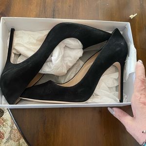 NIB Manolo Blahnik Classic Black Suede Pump.